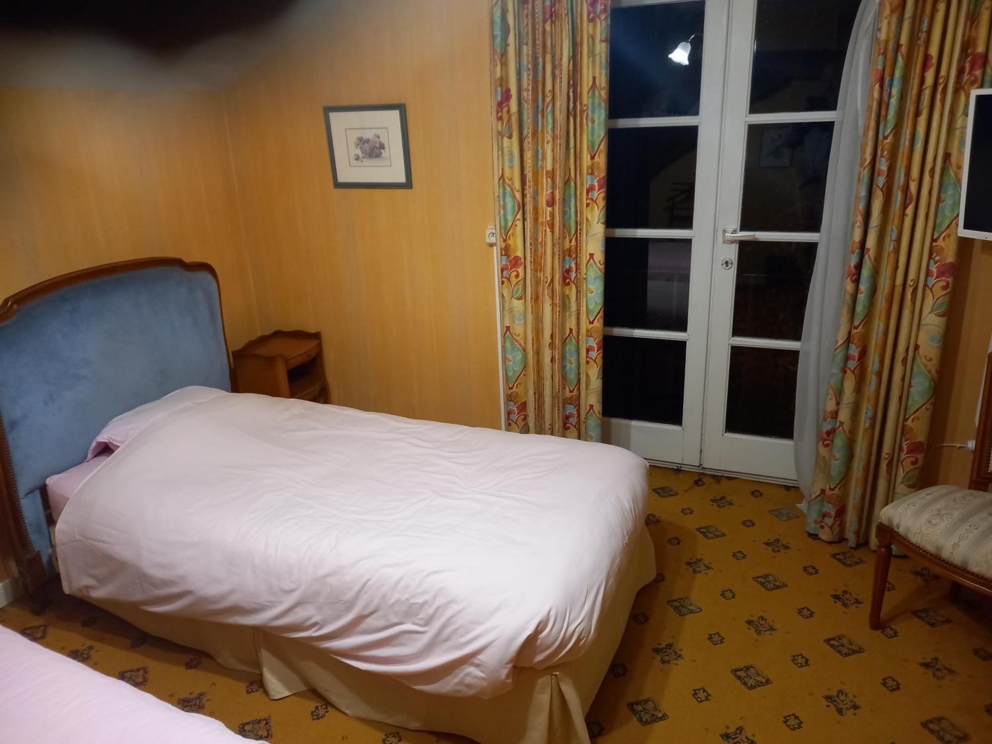 Tromcourt Hotell Couvin Exteriör bild